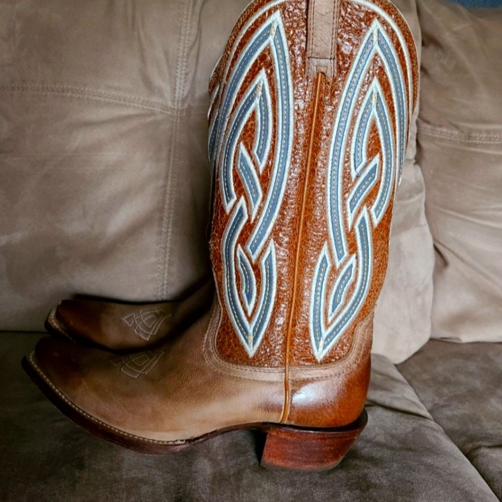 Womens 7.5 Ariat boots